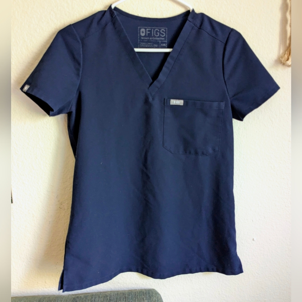 Figs Navy 1 pocket top